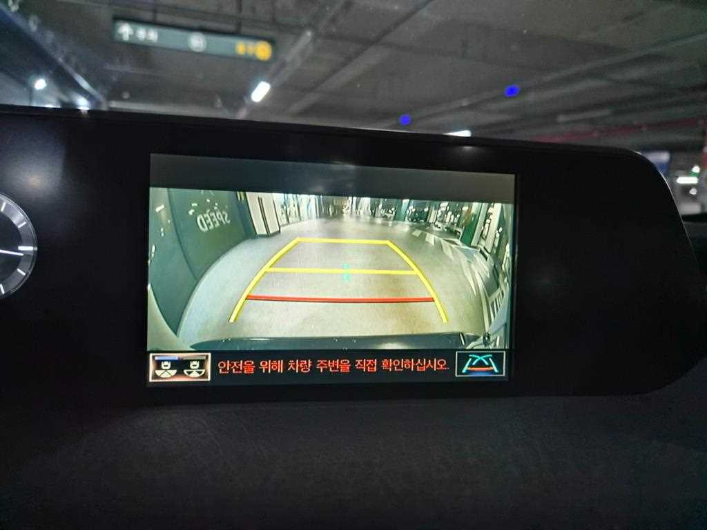 Lexus UX — photo 14