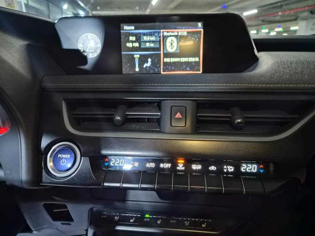Lexus UX — photo 15