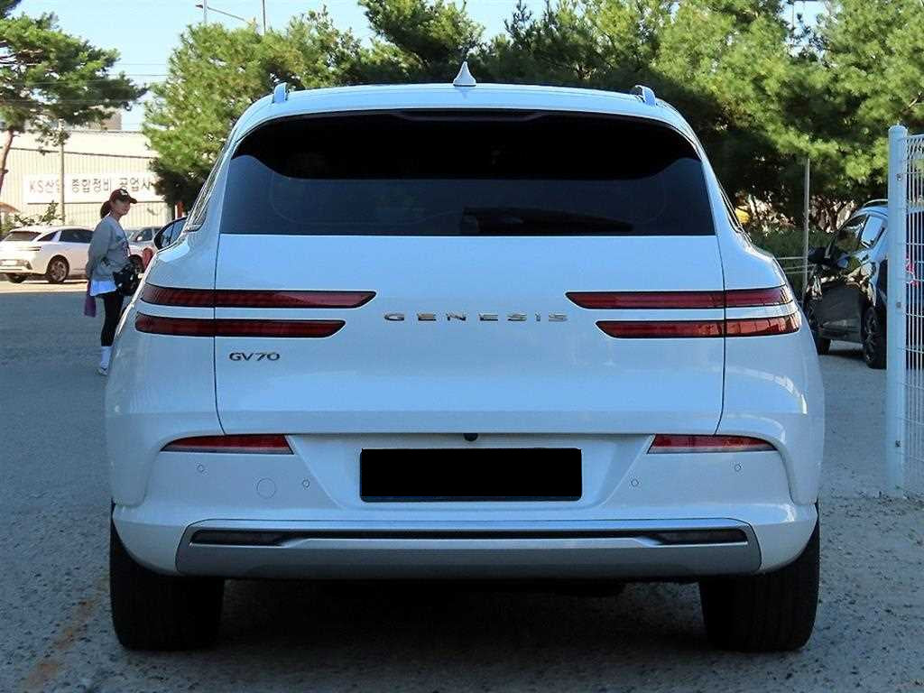 Genesis GV70 — photo 04
