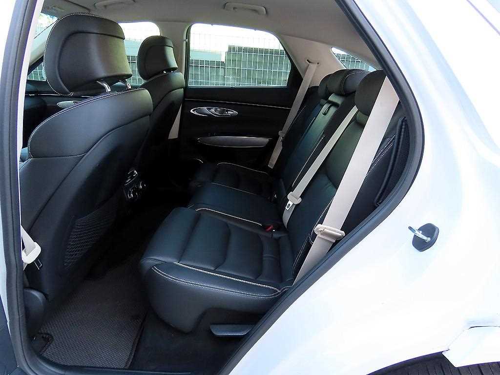 Genesis GV70 — photo 06