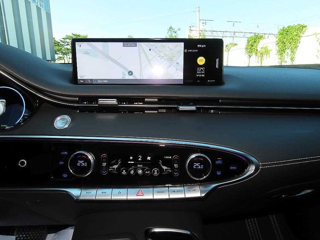 Genesis GV70 — photo 13