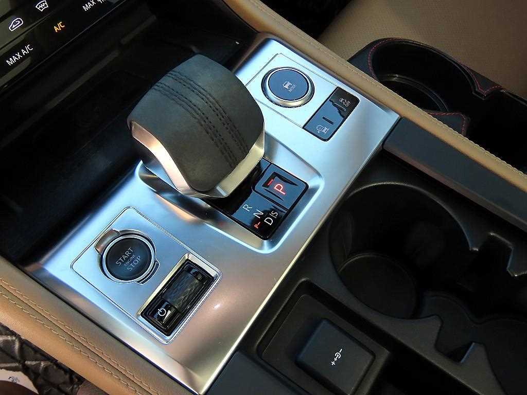 Jaguar F-PACE — photo 10