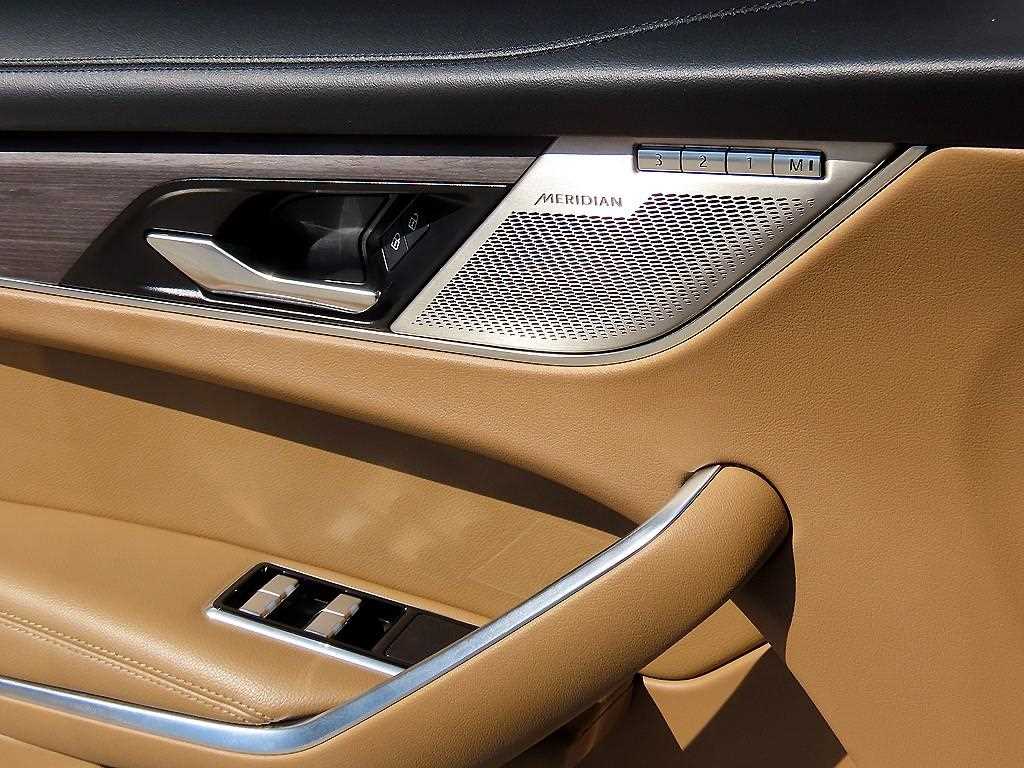 Jaguar F-PACE — photo 11