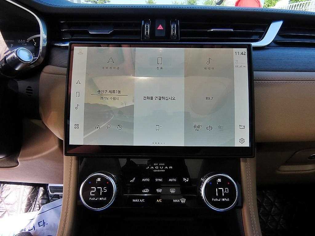 Jaguar F-PACE — photo 12