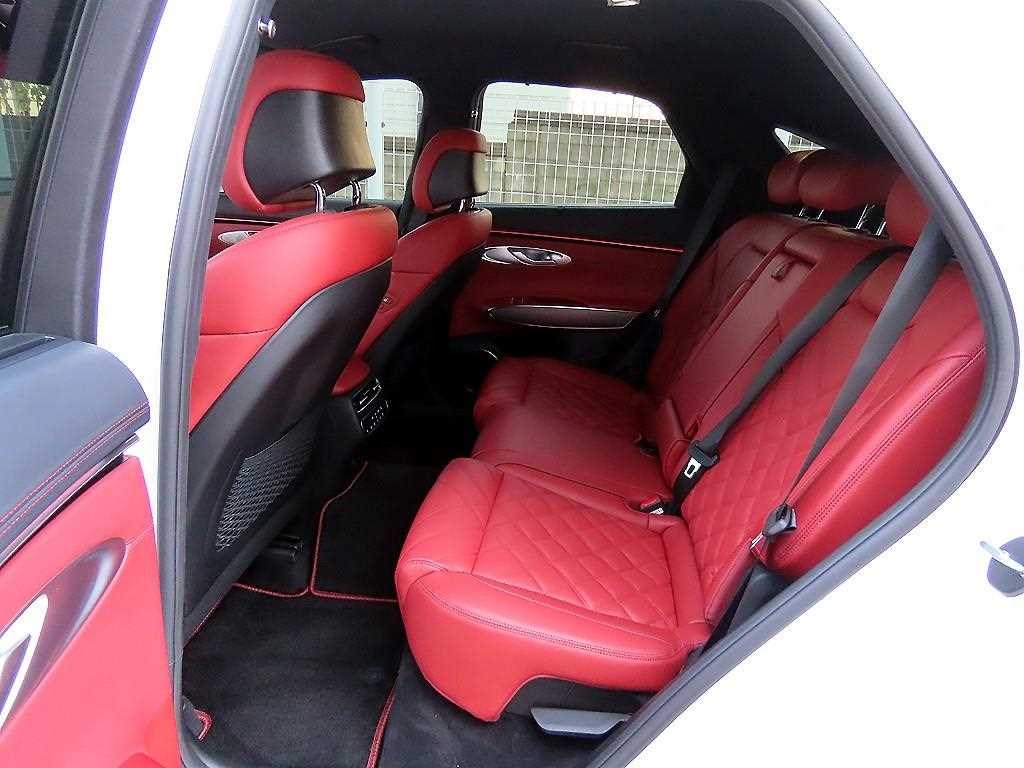 Genesis GV70 — photo 06