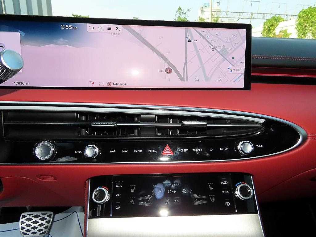 Genesis GV70 — photo 14