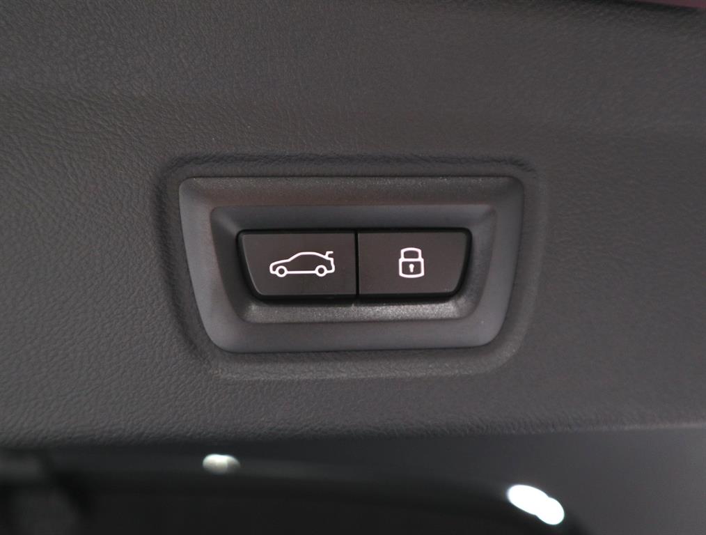 BMW i4 — photo 17