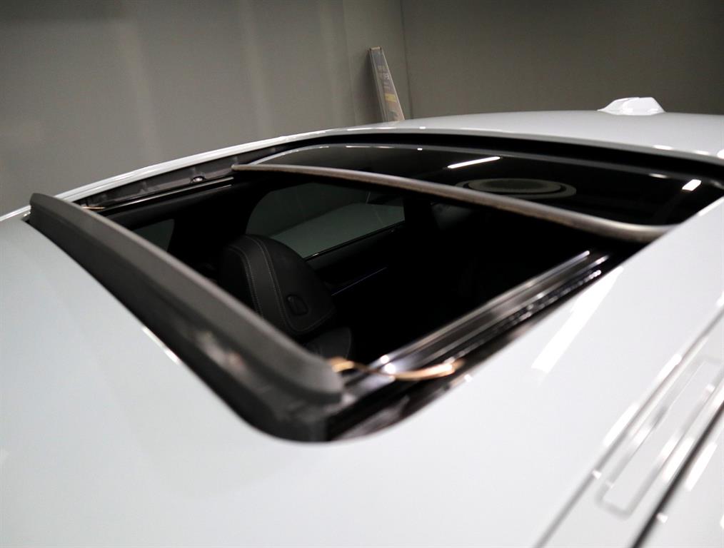 BMW i4 — photo 18