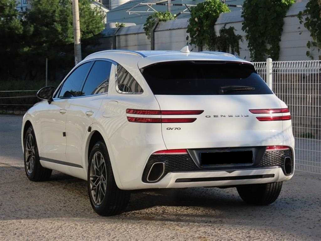 Genesis GV70 — photo 03