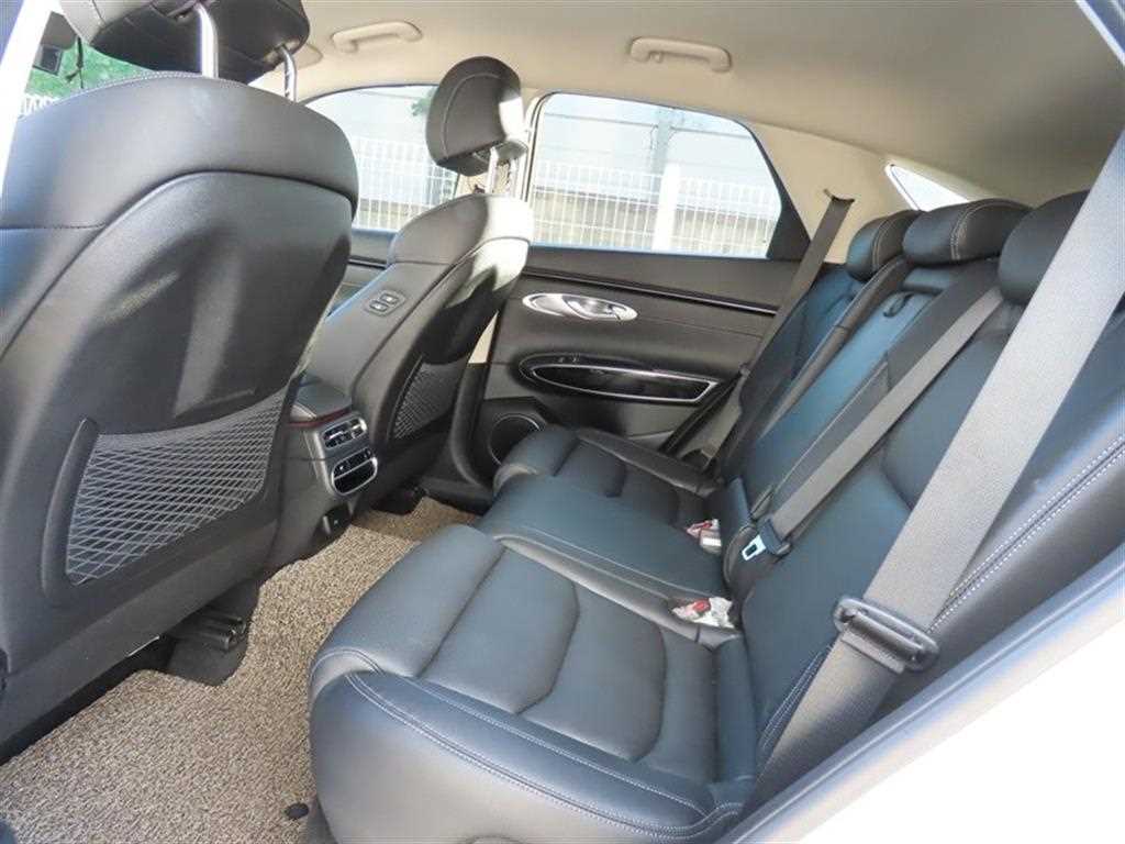 Genesis GV70 — photo 08