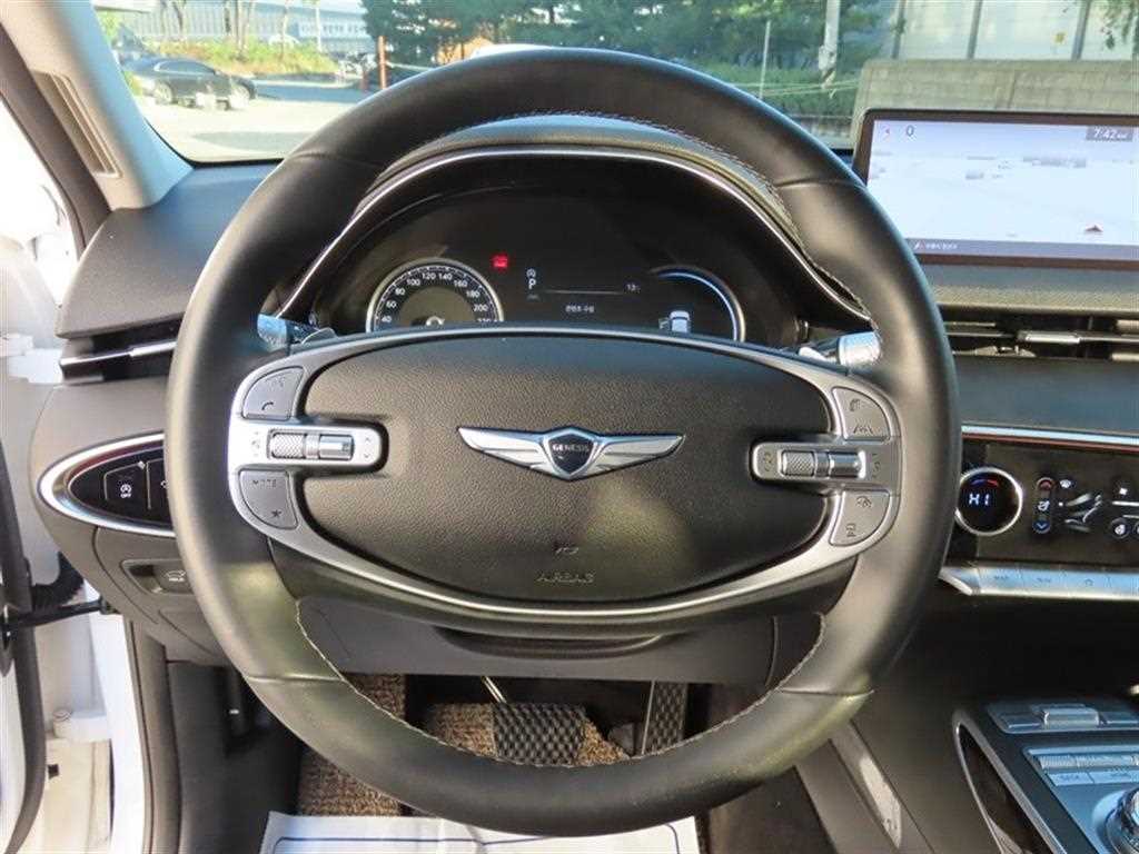 Genesis GV70 — photo 10