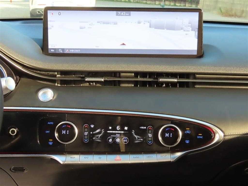 Genesis GV70 — photo 11