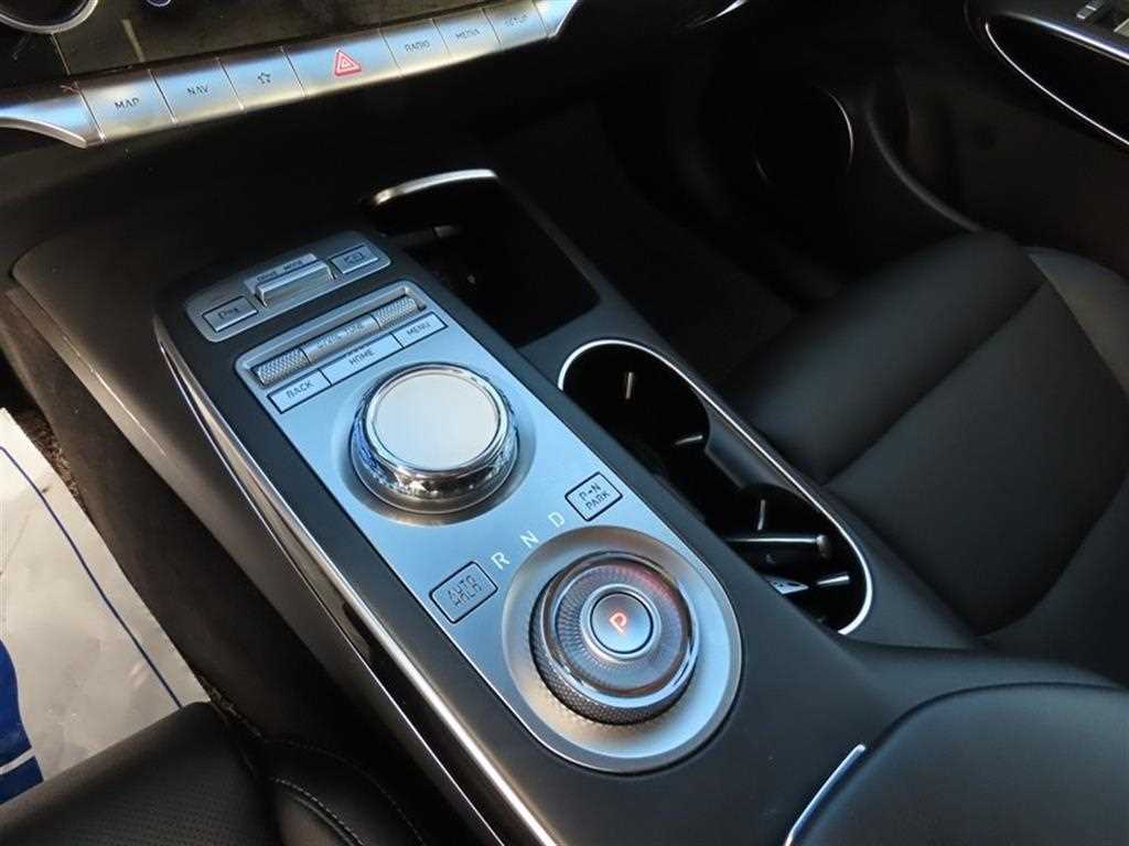 Genesis GV70 — photo 16