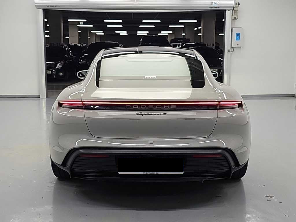 Porsche Taycan — photo 03