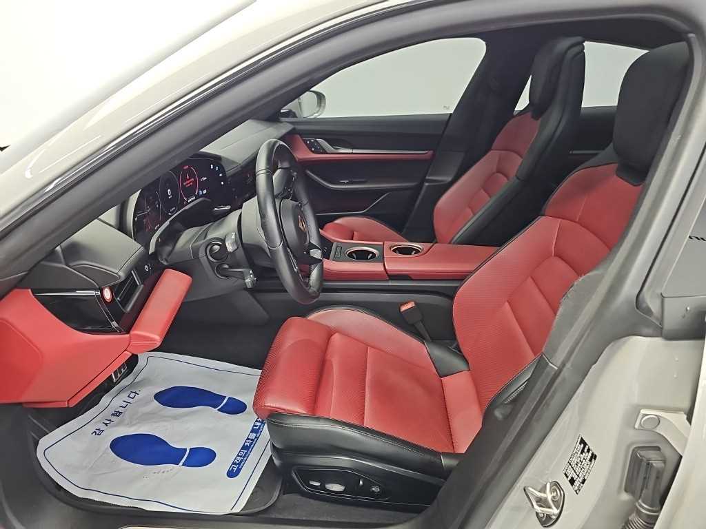 Porsche Taycan — photo 11