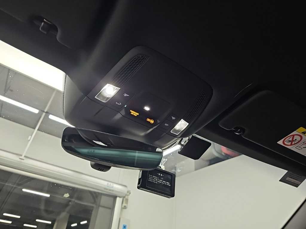 Porsche Taycan — photo 17