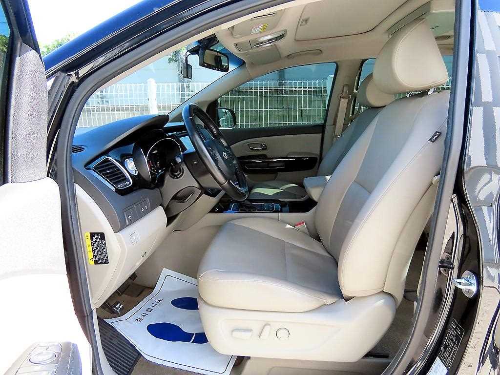 Kia Carnival — photo 05