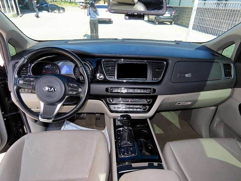 Kia Carnival — photo 08