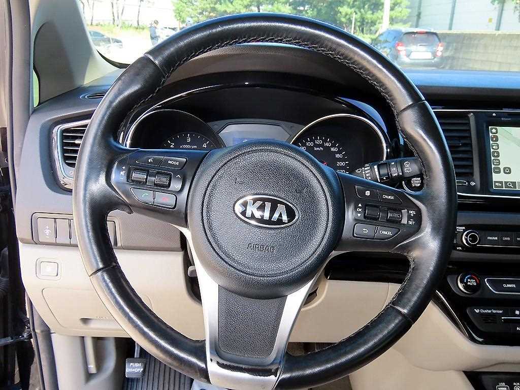 Kia Carnival — photo 09
