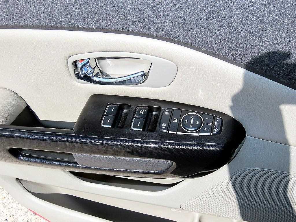 Kia Carnival — photo 12