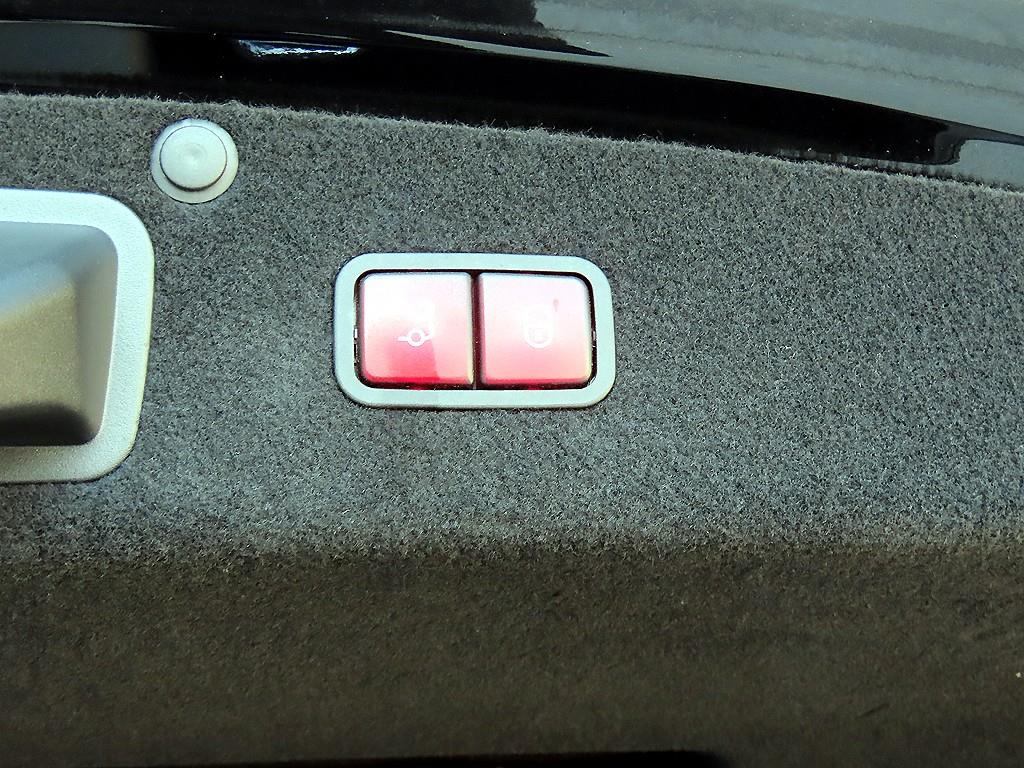 Mercedes-Benz S-Class — photo 16