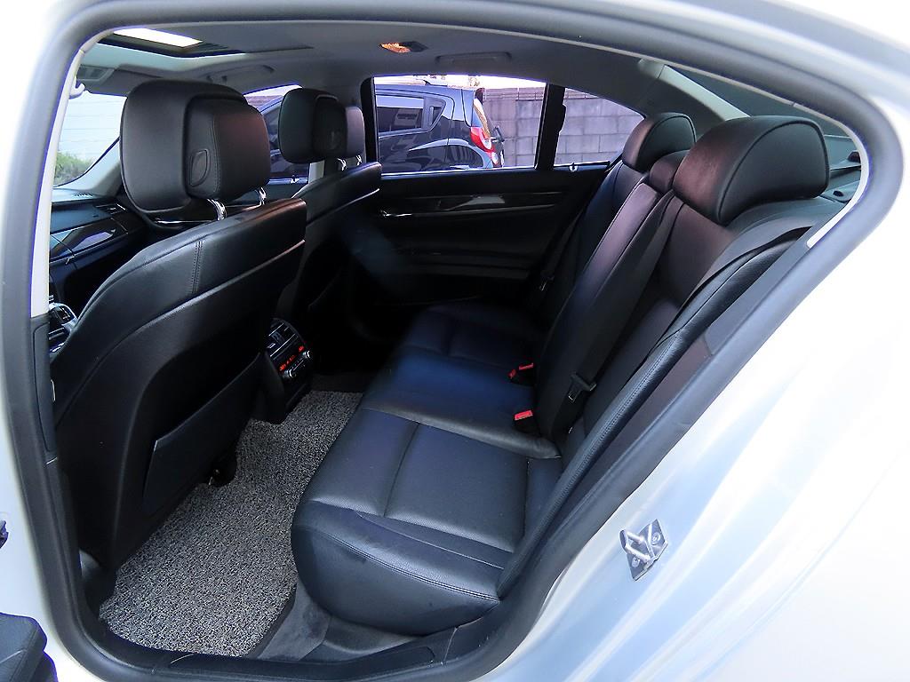 BMW 7-Series — photo 06