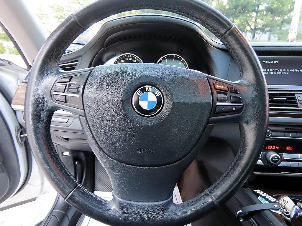 BMW 7-Series — photo 08