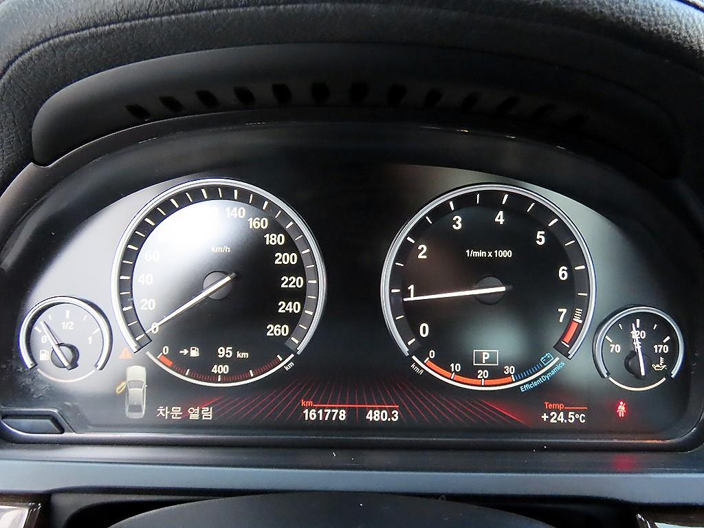 BMW 7-Series — photo 09