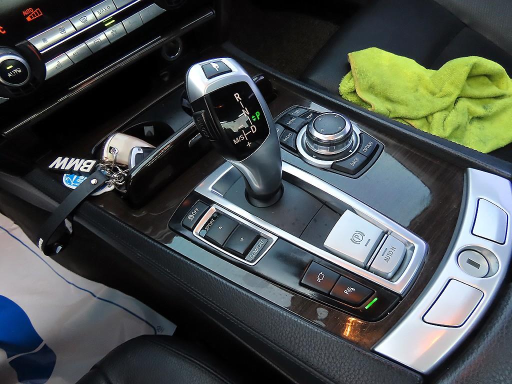 BMW 7-Series — photo 11