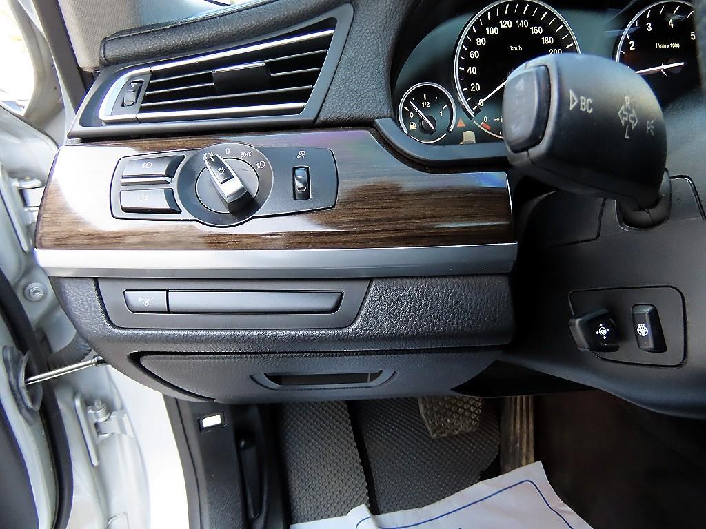BMW 7-Series — photo 12