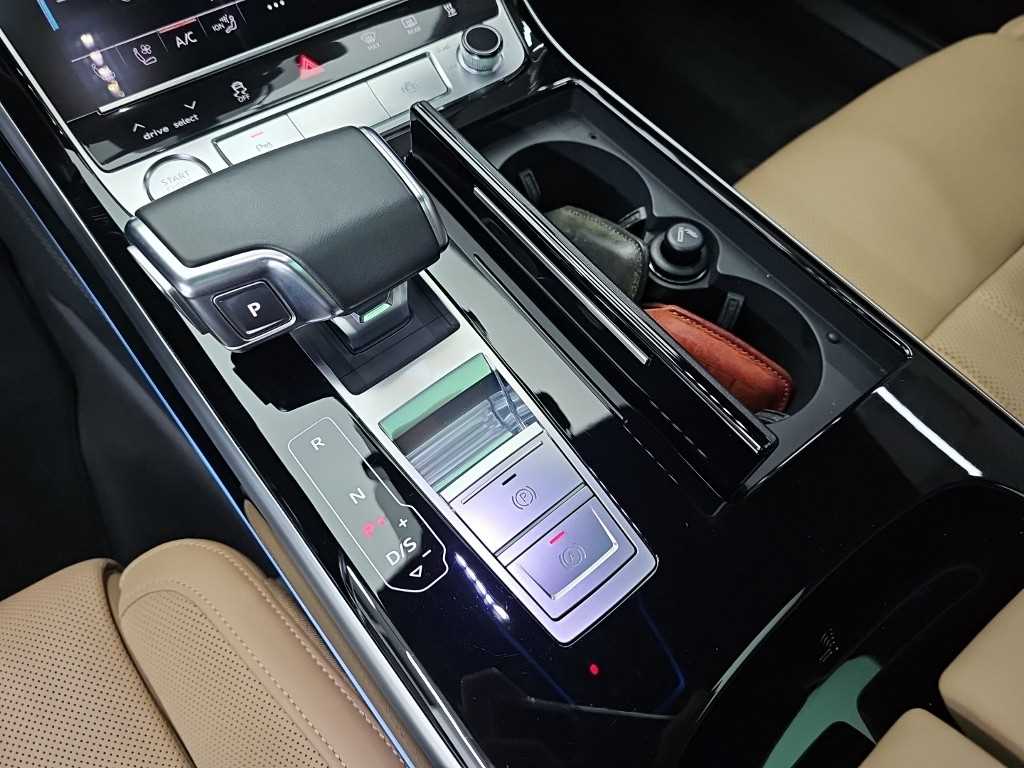 Audi A8 — photo 08