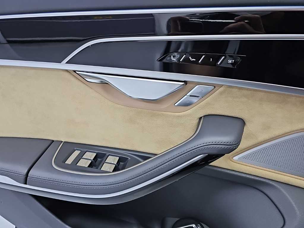 Audi A8 — photo 14