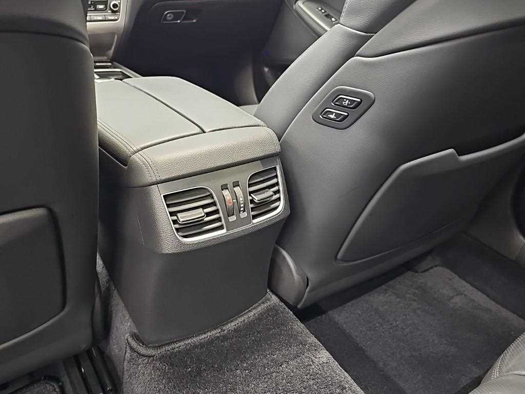 Hyundai Genesis — photo 13