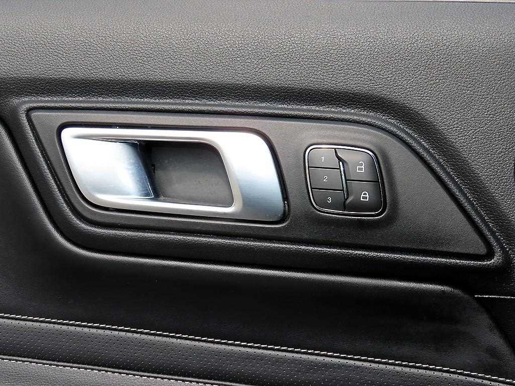 Ford Mustang — photo 11