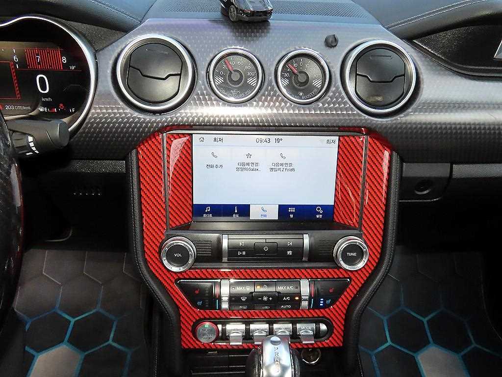 Ford Mustang — photo 12