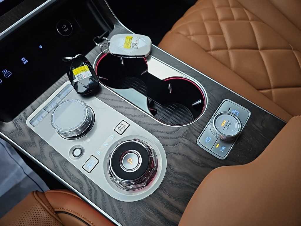 Genesis GV80 — photo 08