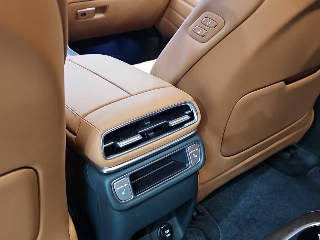 Genesis GV80 — photo 14