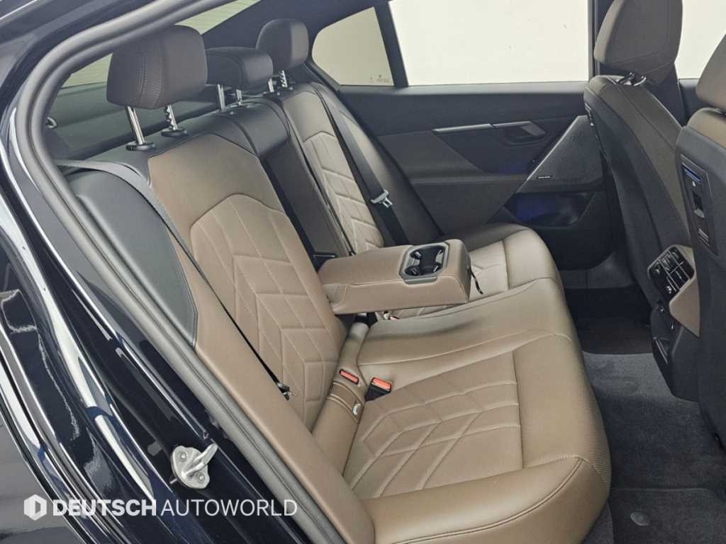 BMW 5-Series — photo 12