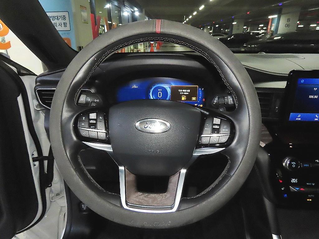 Ford Explorer — photo 08