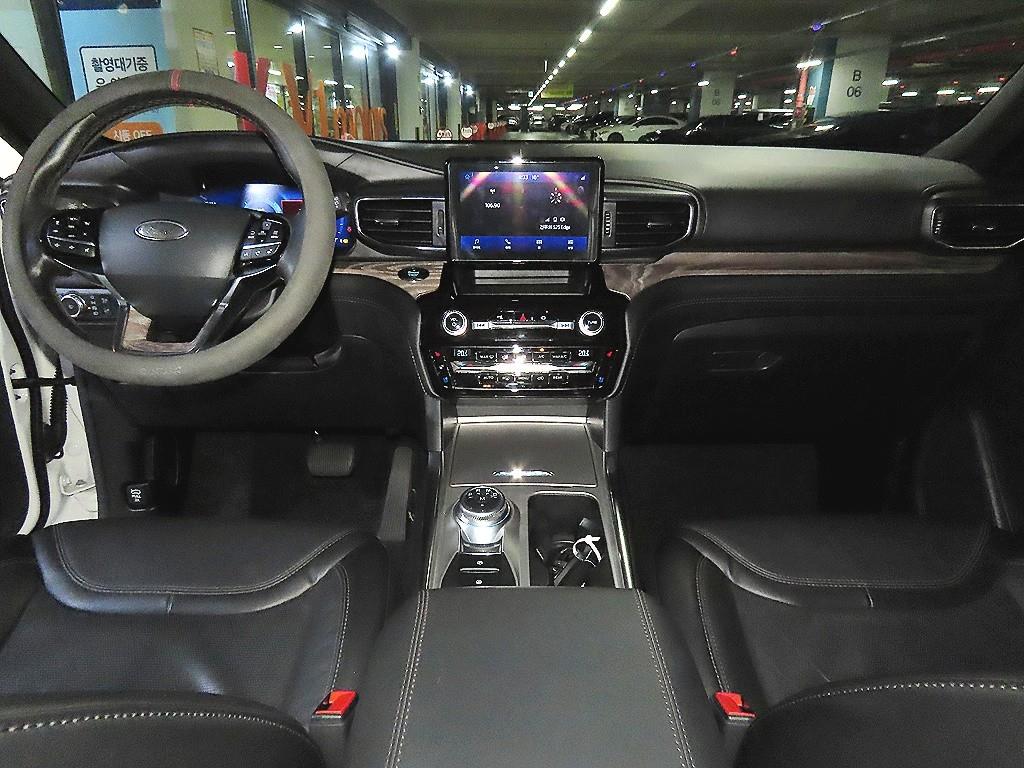 Ford Explorer — photo 10