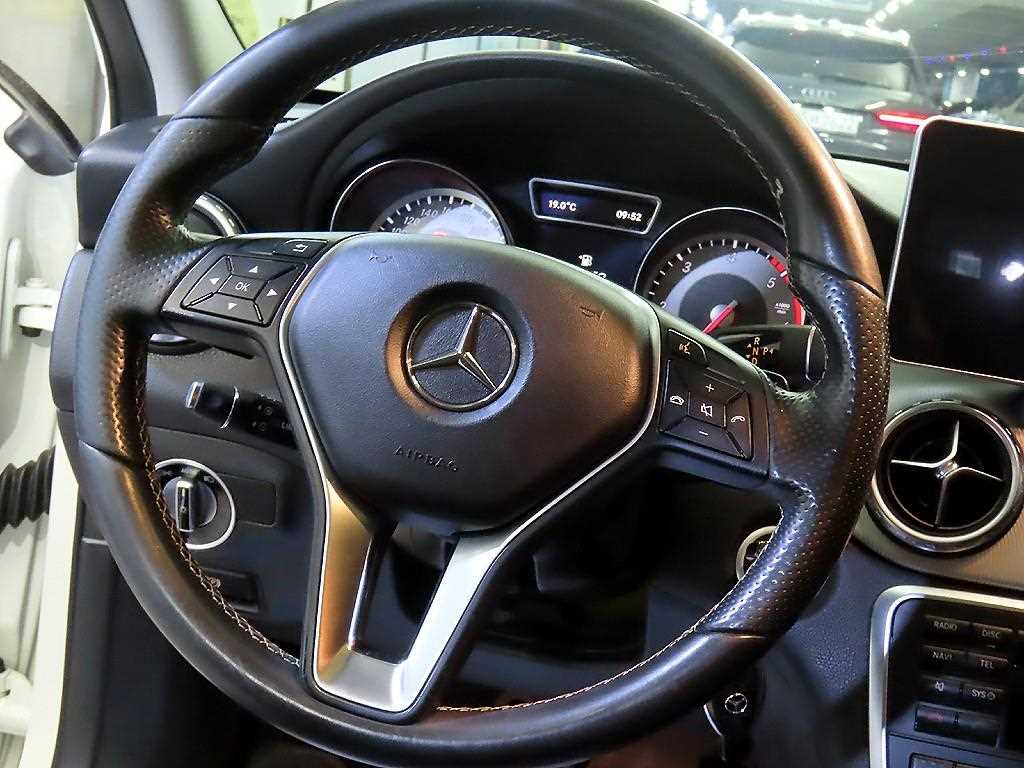 Mercedes-Benz GLA-Class — photo 08