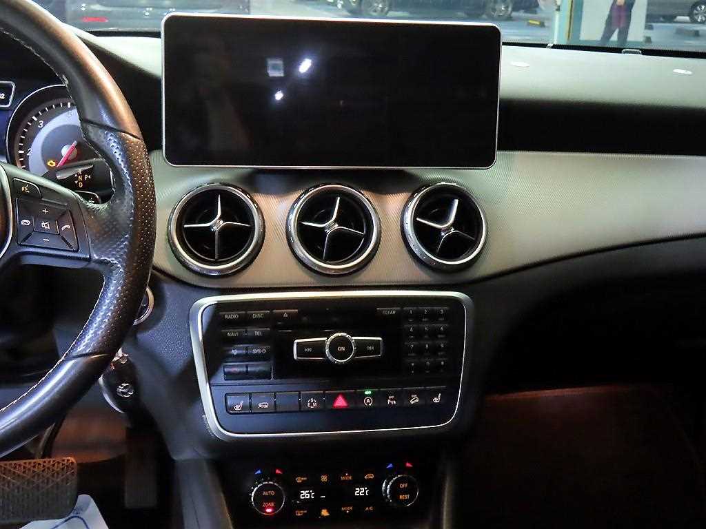 Mercedes-Benz GLA-Class — photo 10