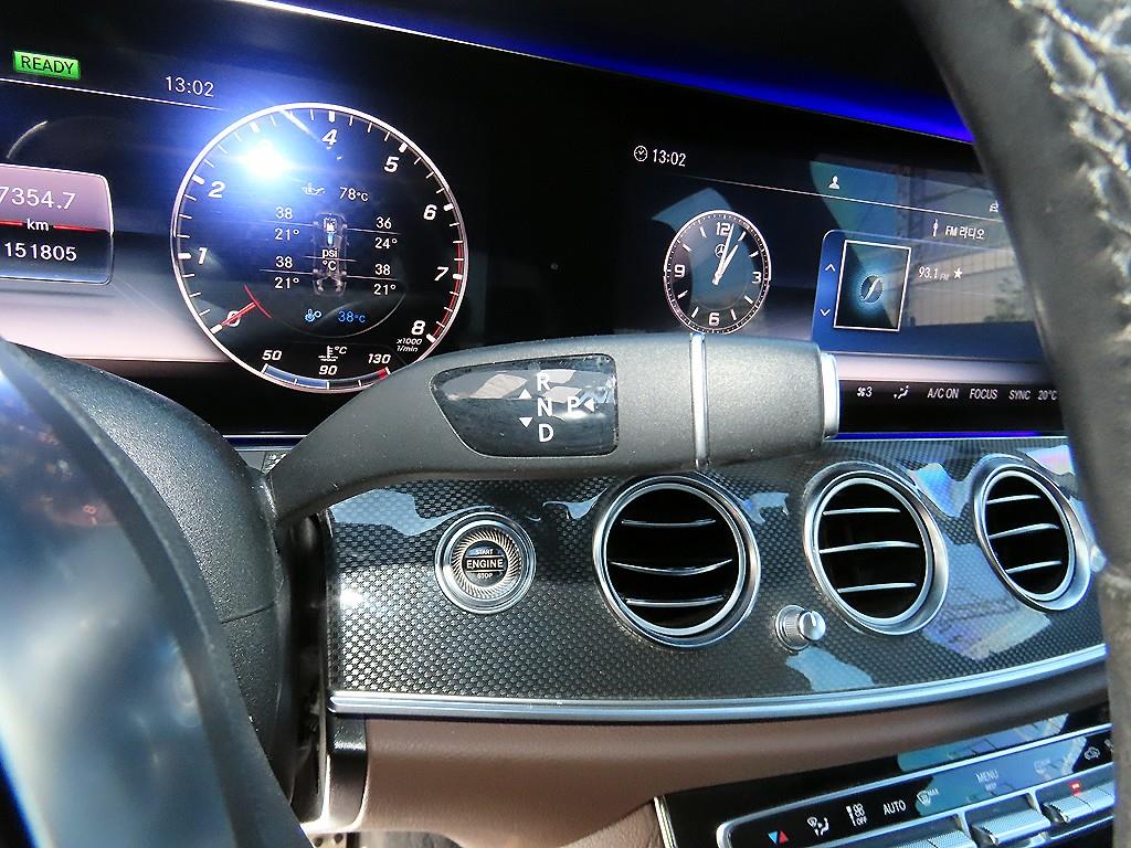 Mercedes-Benz E-Class — photo 11