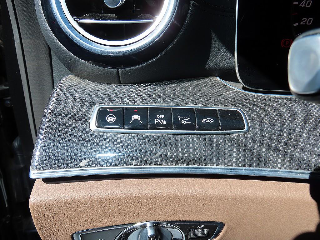 Mercedes-Benz E-Class — photo 12