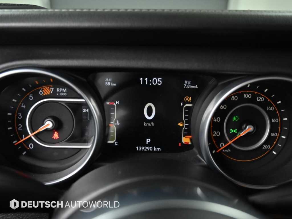 Jeep Wrangler — photo 08