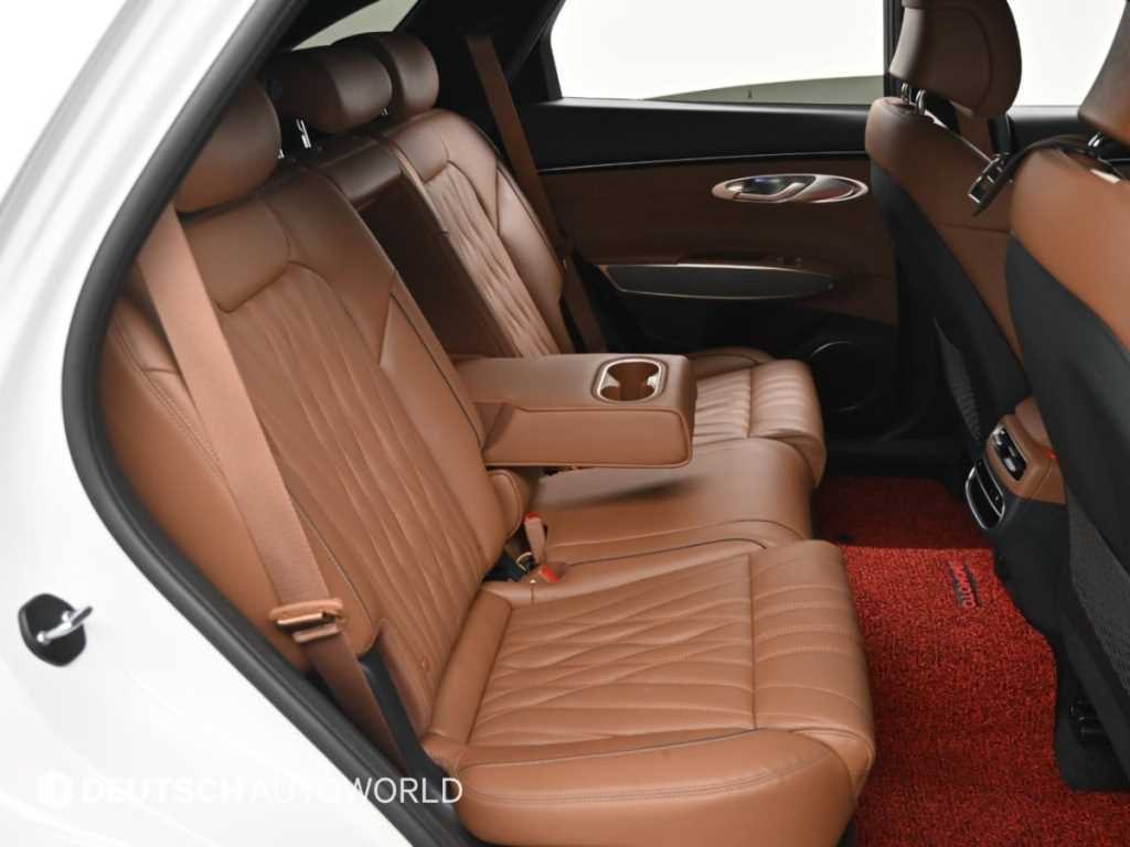 Genesis GV70 — photo 13