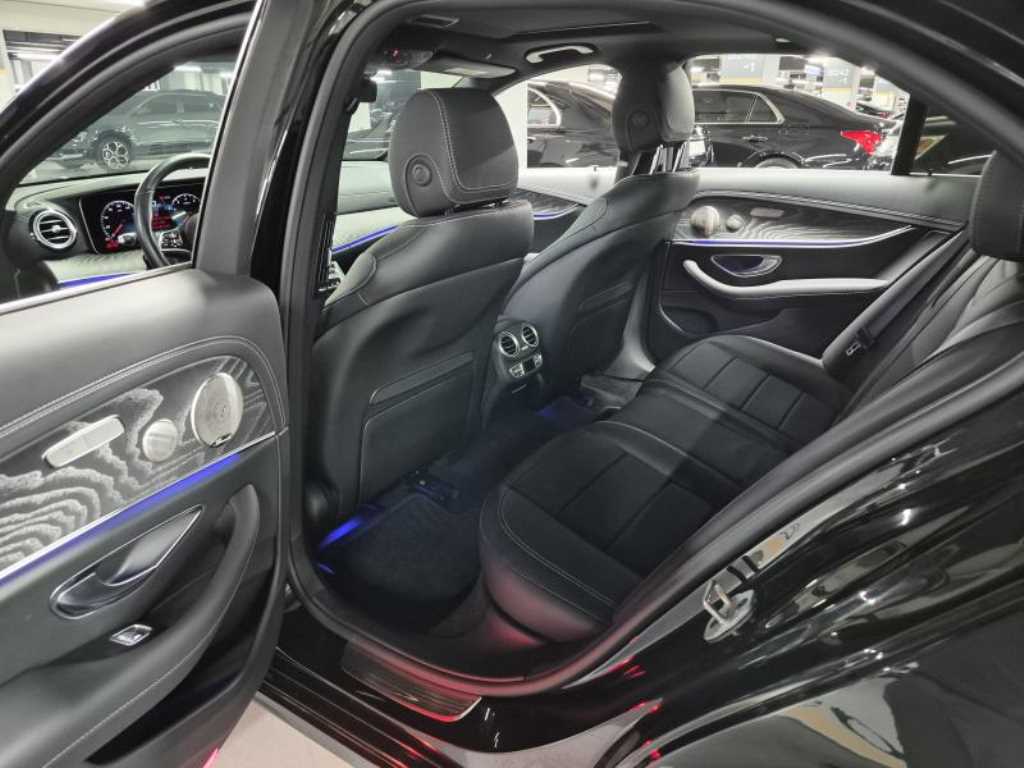 Mercedes-Benz E-Class — photo 09
