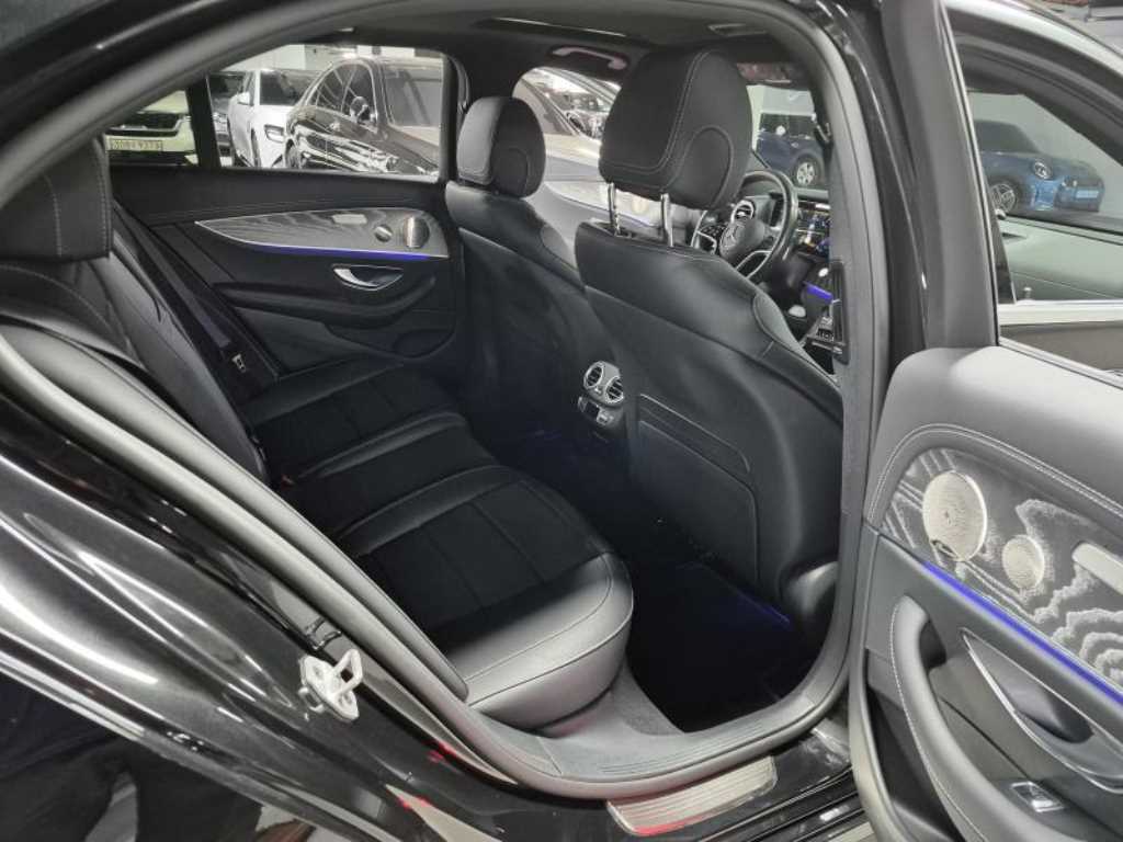 Mercedes-Benz E-Class — photo 10