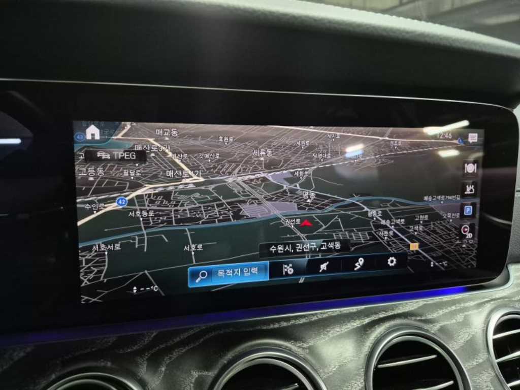 Mercedes-Benz E-Class — photo 14