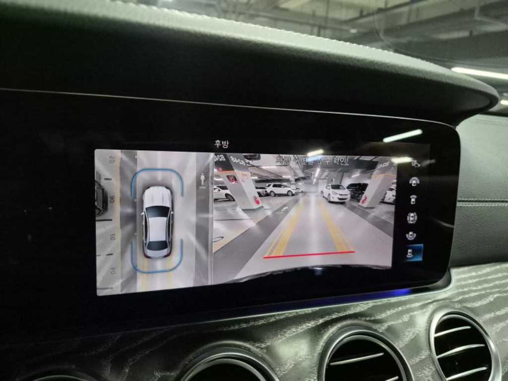 Mercedes-Benz E-Class — photo 15